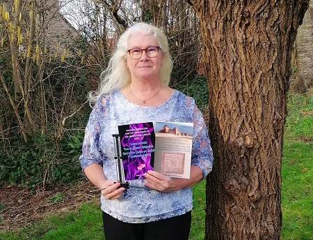 AM Delmotte met haar boeken over Labyrint in Egypte en Tweelingzielen Telepathie